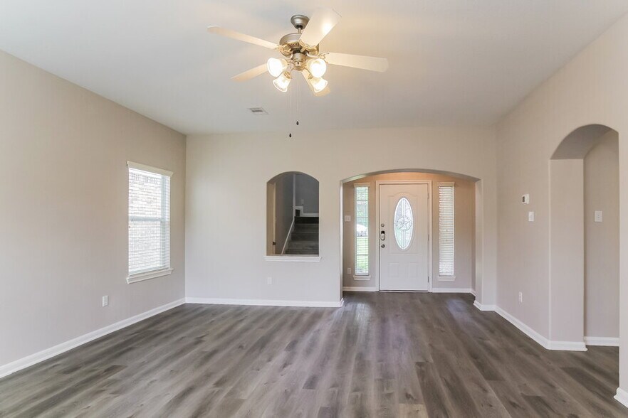 Building Photo - 985 Oak Falls Dr