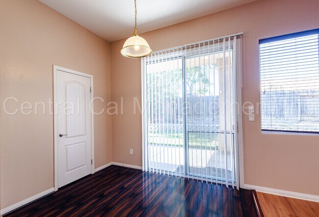 Building Photo - 3 Bedroom/2 Bath Home in Highly Desirable ...