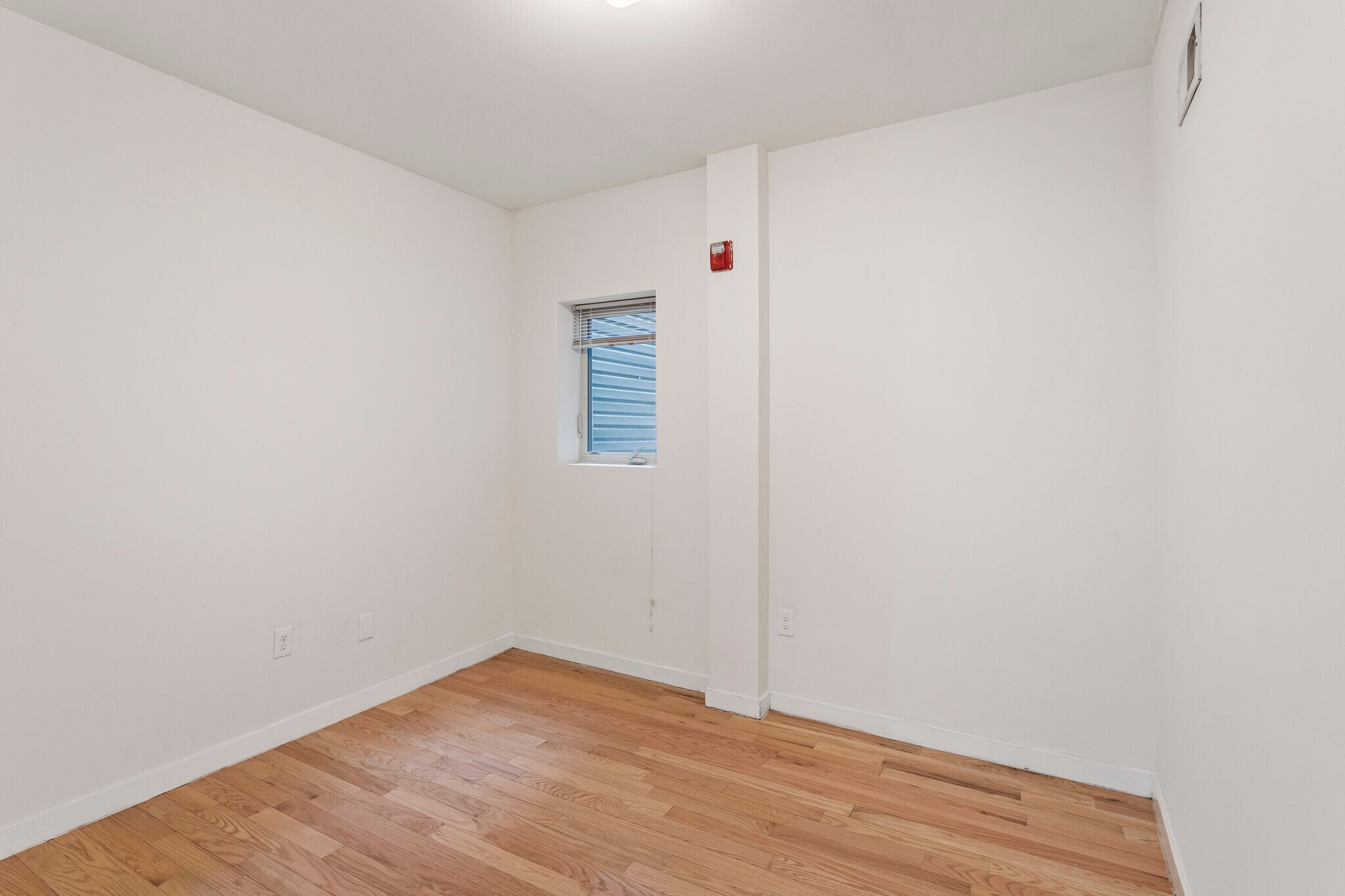 Building Photo - 526 S 13th St