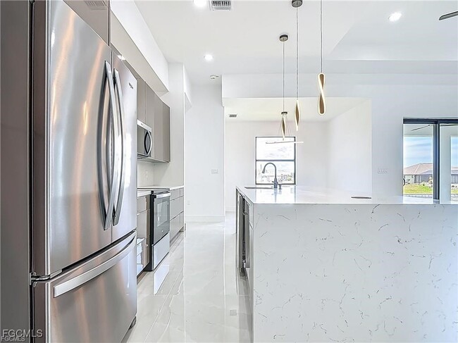 Building Photo - 323 NE 19th Terrace