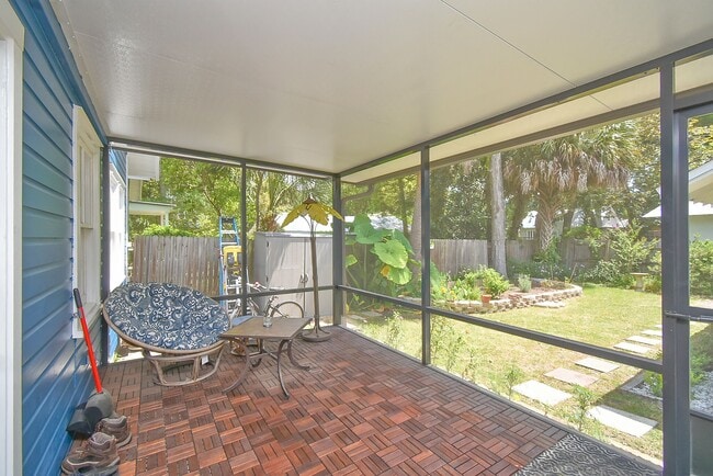 Building Photo - 7 Dupont Ln