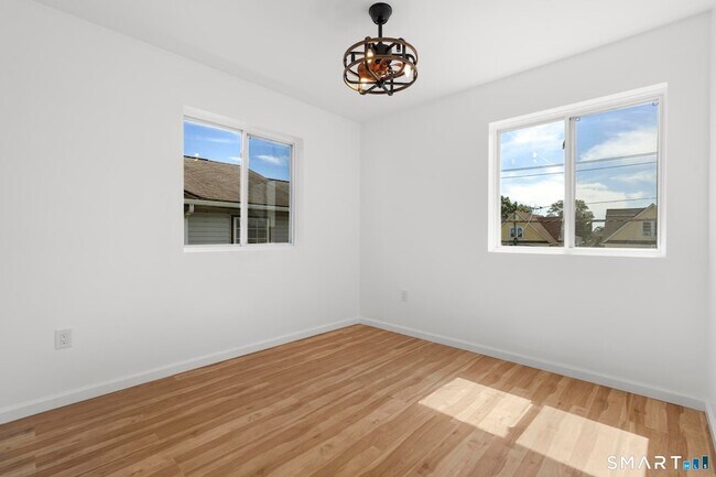 Building Photo - 810 Brewster St