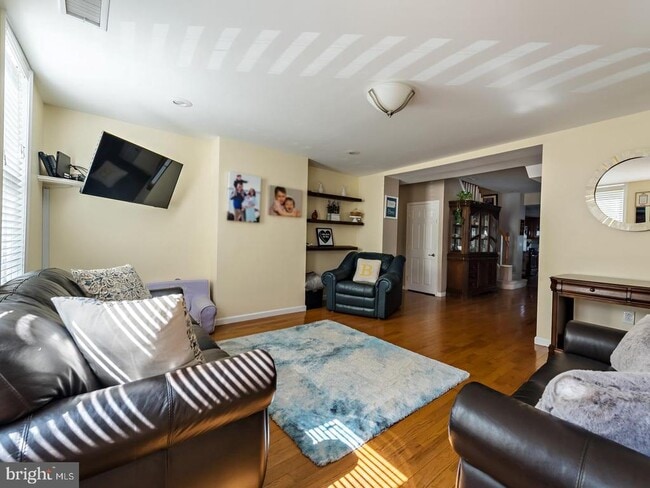 Building Photo - 1025 E Columbia Ave