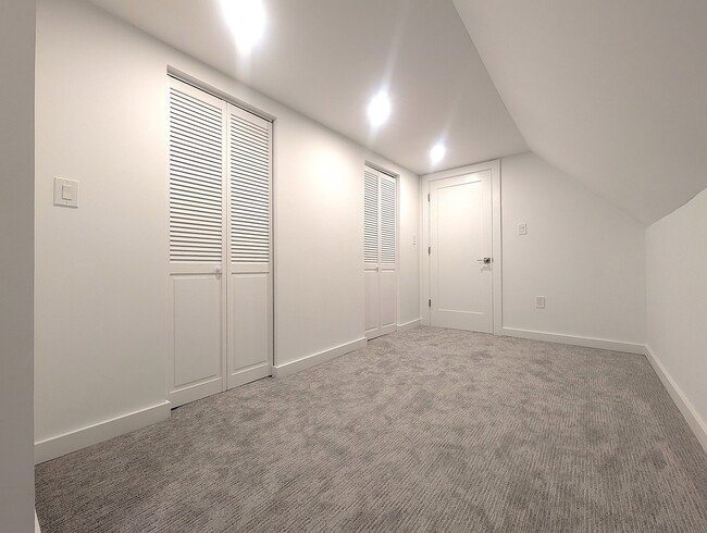 Building Photo - 2437 W Leland Ave