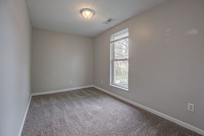 Building Photo - 1915 Woodlawn Ave