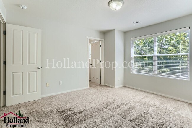 Building Photo - Stylish 3-Level Townhome Surrounded by Nat...