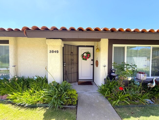 Building Photo - Beautifully Updated Vandenberg Village Townhome