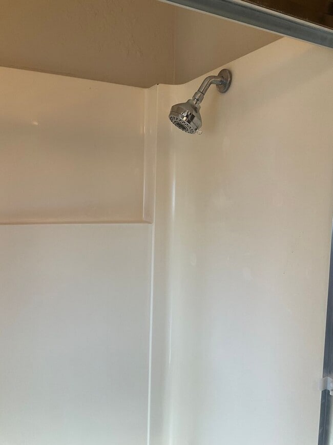 Building Photo - 405 E Poos Dr