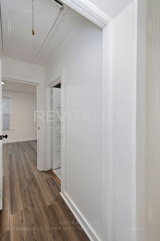 Building Photo - Adorable 3 Bed 2 Bath Cottage with Double ...