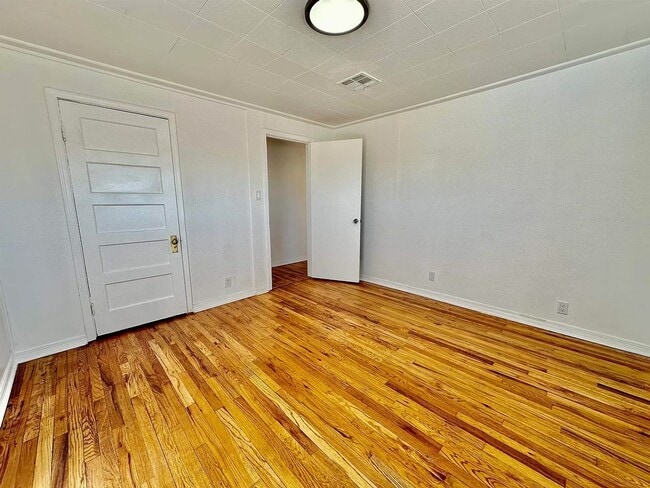 Building Photo - 819 15th St