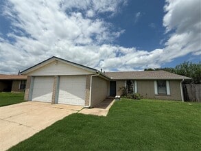 Building Photo - 1071 Raintree Mansion