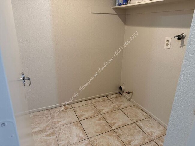Building Photo - *** Please call us @ 661-266-1400 for info...