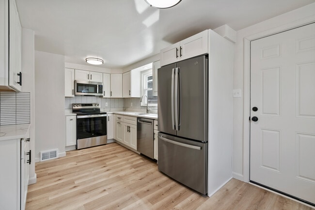 Building Photo - 4484 Scherling St