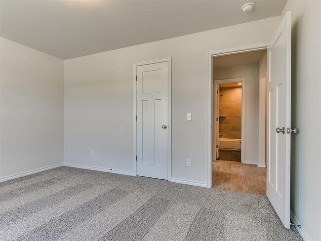 Building Photo - 561 Grand Sycamore Dr