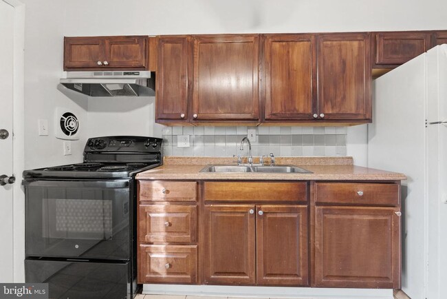 Building Photo - 3001 Fairhill Ct