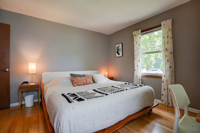 Building Photo - Charming West Side Single Family Home with Mid Century Modern feel