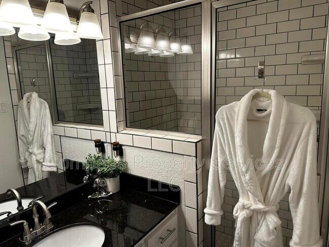 Building Photo - 1421 S 12th St