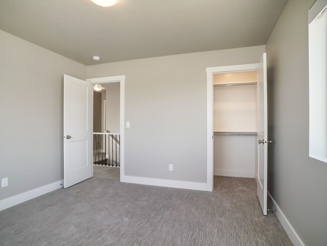 Building Photo - Beautiful 3 Bed 2.5 Bath Townhome in West ...