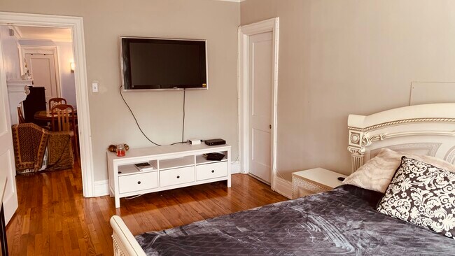 Building Photo - 4625 Pine St