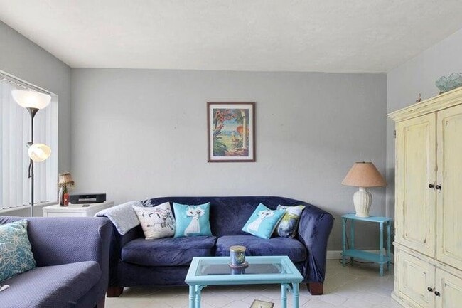 Building Photo - 3000 Lake Osborne Dr