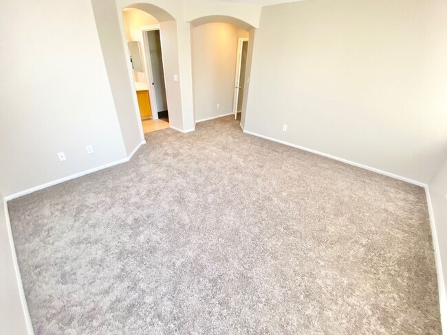 Building Photo - BEAUTIFUL 3 BEDROOMS 2.5 BATHS 2 STORY SINGLE FAMILY HOME WITH 2 CAR GARAGE