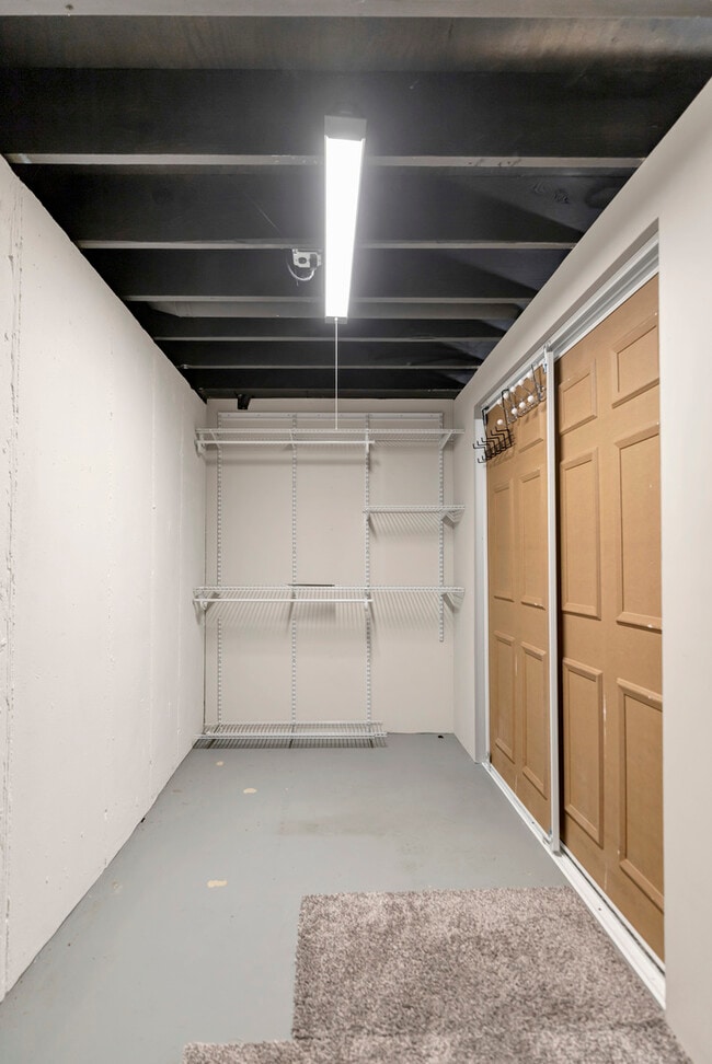 Building Photo - 939 Shorewood Dr