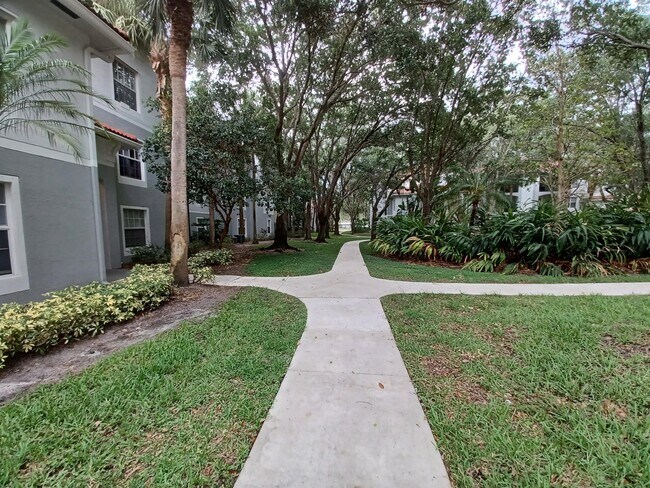 Building Photo - 5016 Lantana Rd