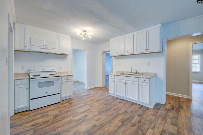 Building Photo - 5612 Kirkland St