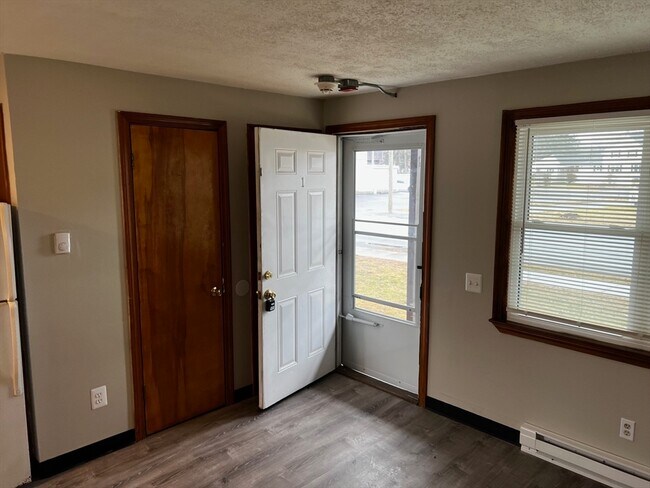 Building Photo - 619 Springfield St