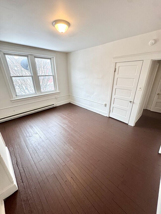 Building Photo - 819 E 5th St