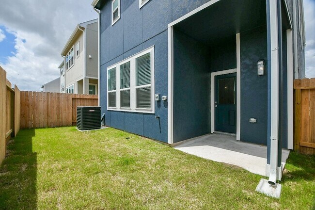 Building Photo - 3112 La Rambla Dr