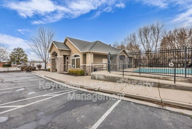 Building Photo - 905 S Main St