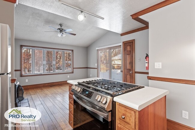 Building Photo - 2 Bedroom Home with a Bonus Office/Den Space