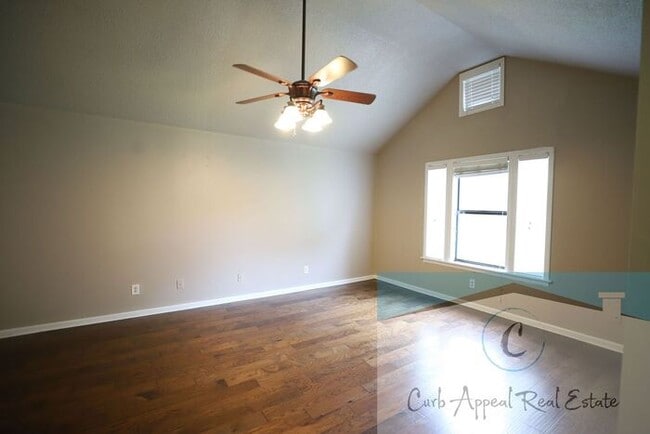 Building Photo - Beautiful 2 bedroom / 2 bath home with a fenced in yard!!