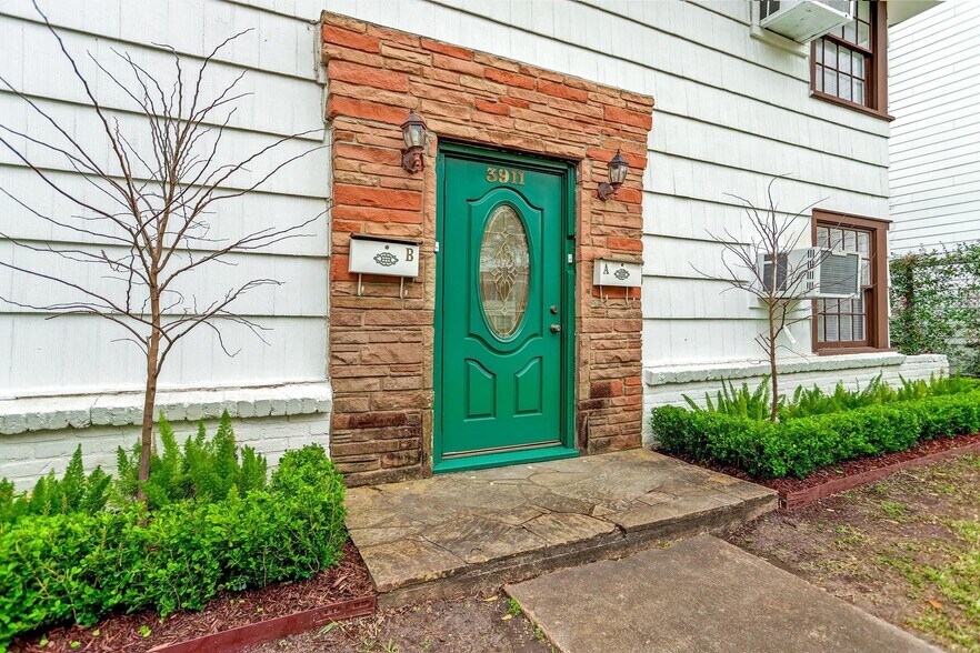 The clever design of the front Entry offers convenient front door mailboxes and package delivery. - 3911 Law St