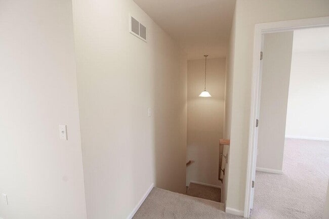 Building Photo - 1932 Center St