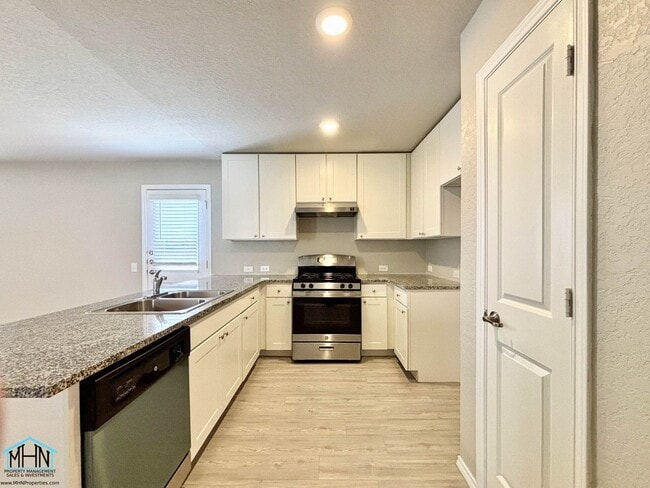 Building Photo - Live in Luxury in this beautiful 3bed/2bat...