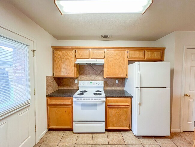 Building Photo - 1212 Nicholas Cir