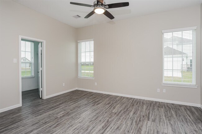 Building Photo - 1538 Lakeland Cir