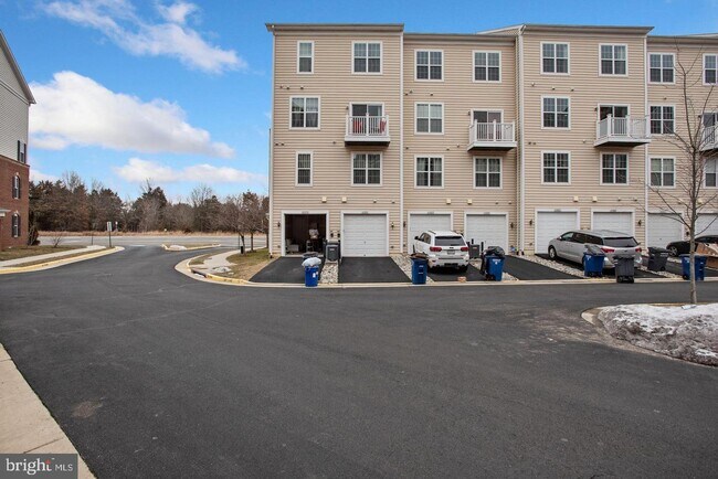 Building Photo - 43881 Centergate Dr