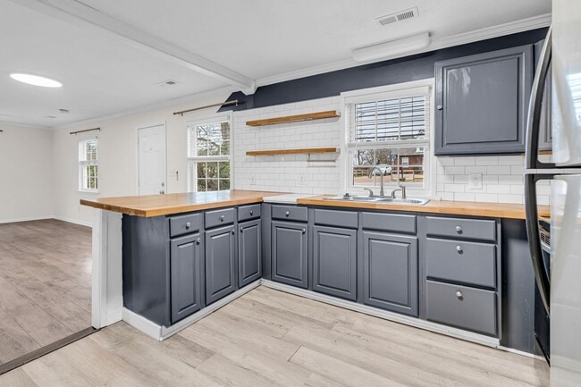 Building Photo - Cute and Cozy 2 bd/1 bath Home in Madison!