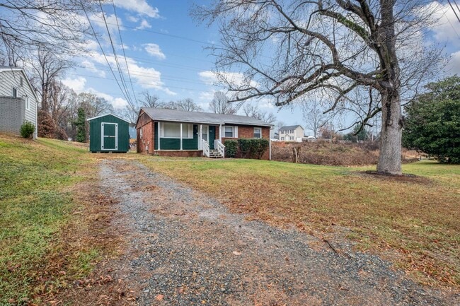 Building Photo - 825 Norwood Dr