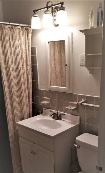 Bathroom - 1121 ARLINGTON Blvd