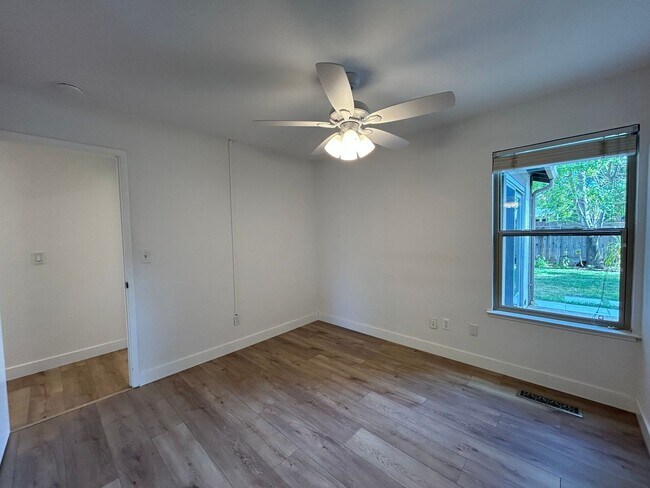 Building Photo - Spacious 4-Bedroom 2.5 Bath Single-Story H...