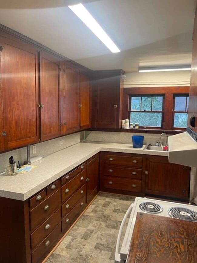 Building Photo - Spacious Craftsman Home