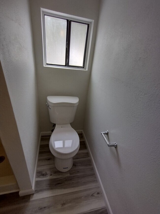 Building Photo - Sharp 1 Bed/1 Bath Updated Apt