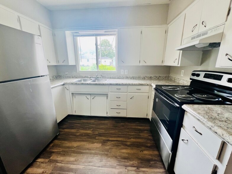 Kitchen - 215 Miriam Dr
