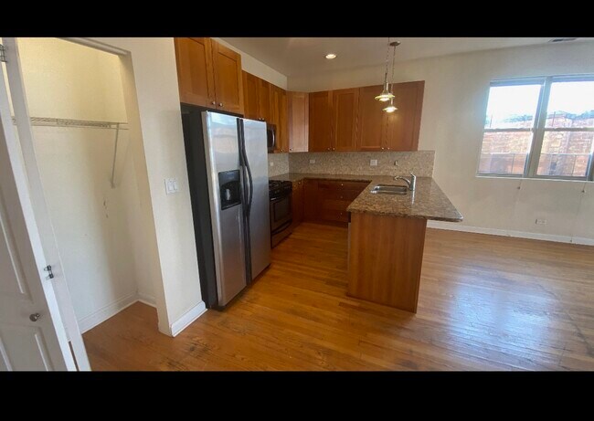 Building Photo - 2803 W Warren Blvd