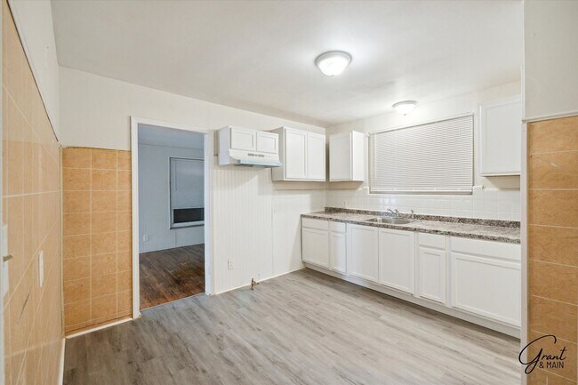 Building Photo - $1,300/month - 3 Bed 1 Bath Single Family Home in Detroit