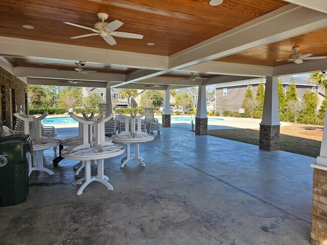 Building Photo - 819 Queenshire Ln